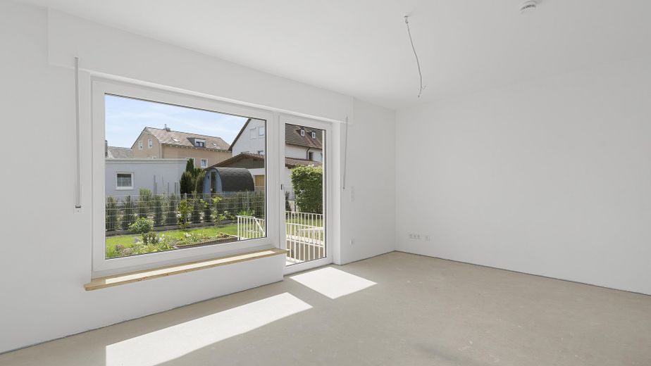 Ingolstadt-Nord’da bahçeli, tamamen yenilenmiş sıra evin köşe evi – Wohnzimmer mit Gartenblick