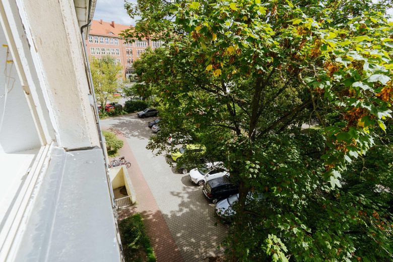 Yaklaşık 77,90 m² büyüklüğünde, hemen taşınılabilir 2,5 odalı daire; doğrudan sahibinden ve komisyonsuz – Aussicht Fenster 1/2 