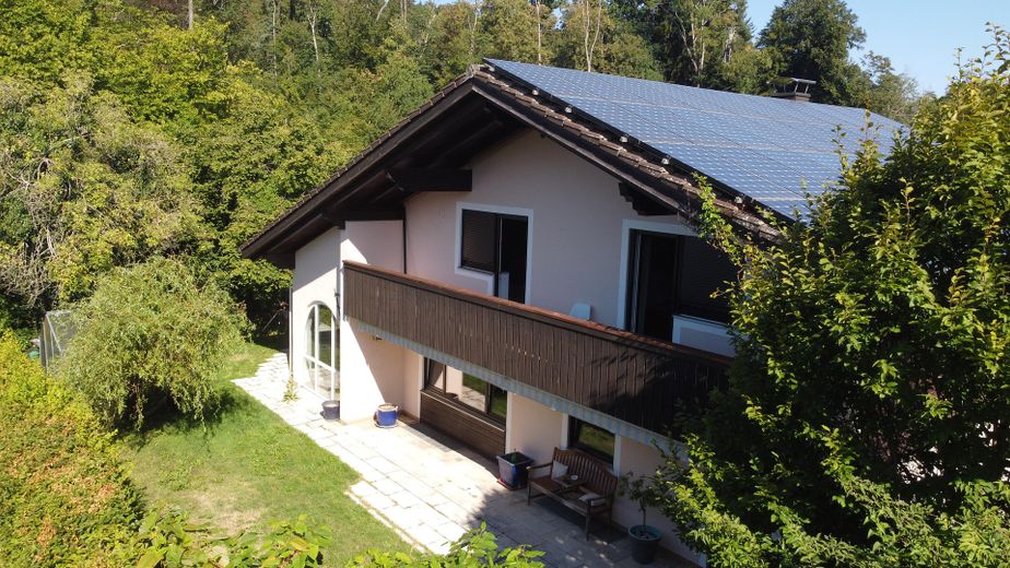 Rarität in Prien – Einfamilienhaus am Fluss Prien mit Bergblick, Wintergarten & PV – Südseite mit Balkon