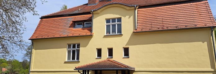 Ruhig gelegene Pflegeimmobilie direkt an der Temnitz – Blick auf Haupteingang vom Hof