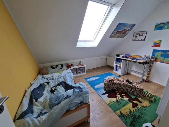 Modernisiertes Einfamilienhaus mit Wärmepumpe, großer PV-Anlage und großzügigem Grundstück – Kinderzimmer (rechts)
