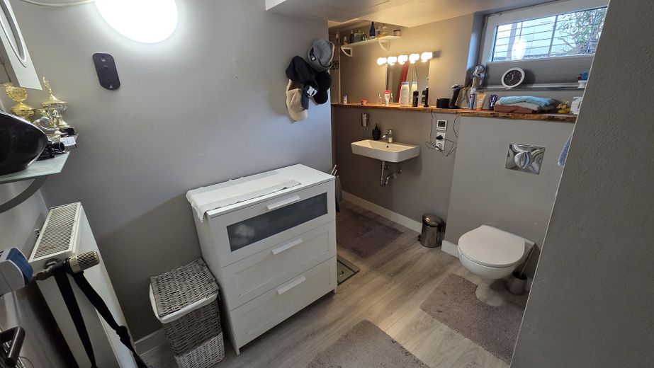 Bungalow familial de rêve avec 6,5 pièces et piscine à Wedemark – Bad im Keller