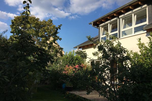 Moderna casa unifamiliare con giardino, molto spazio e collegamenti perfetti