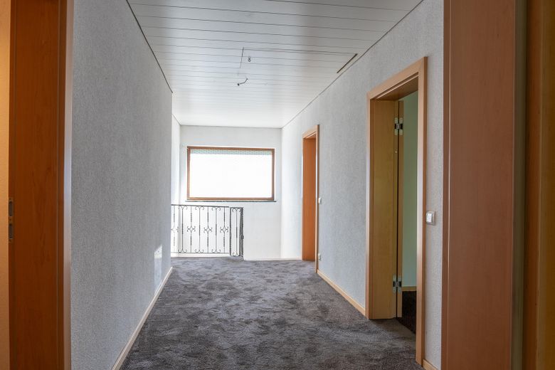 Exklusives Einfamilienhaus in traumhafter Flusslage - Wohnen, wo andere ihre Freizeit verbringen – Flur OG