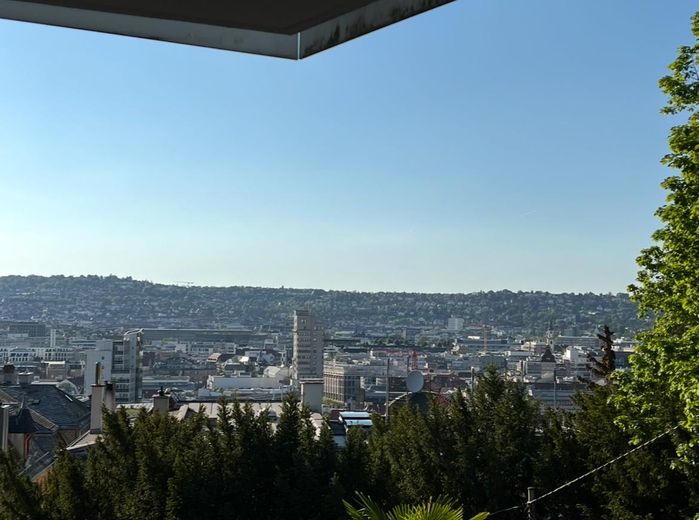 Moderne vollmöblierte 1-Zimmerwohnung mit Blick in die Stadt – Foto 9