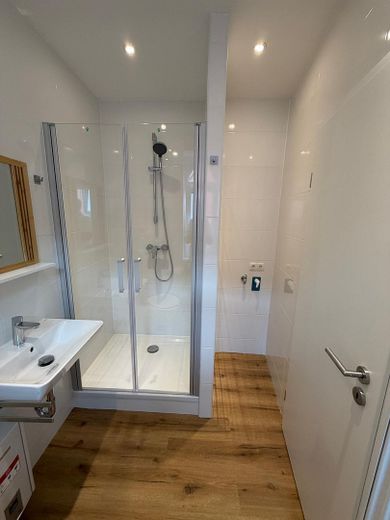Komplett renovierte, helle 1,5-Zimmer Wohnung im Zentrum – Bad