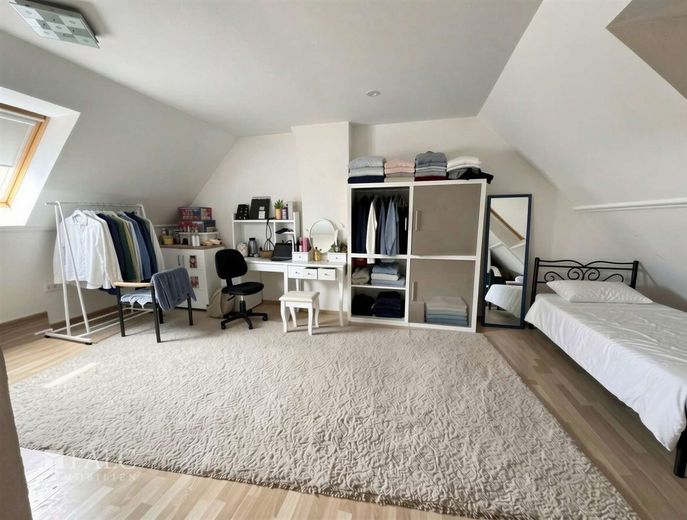 vermietetes Zweifamilienhaus mit großem Garten in Frechen Bachem – Zimmer DG