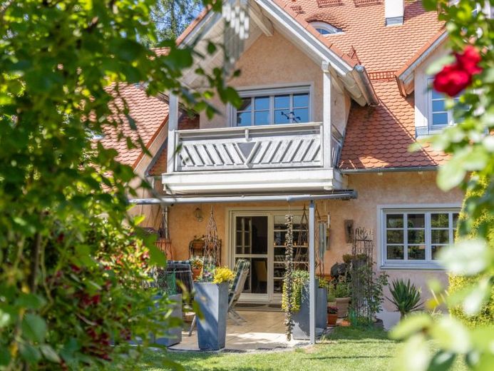 Exklusive Maisonettewohnung in traumhaft ruhiger Lage– Schlösschen-Architektur, Garten & 2 TG-Plätze – Foto 1