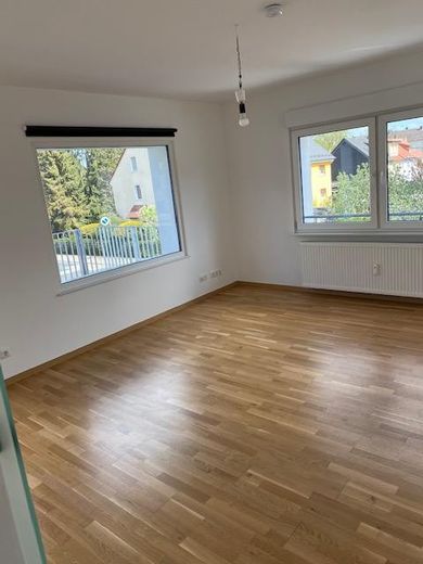 Appartement de 3 pièces spacieux et modernisé avec un haut niveau de qualité, avec 2 balcons, cuisine équipée et garage – Photo 1