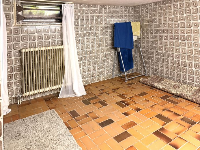 PRIVO DI PROVVIGIONE - casa unifamiliare indipendente in posizione migliore – abitare con giardino su attraente terreno d’angolo – Das Bad im KG