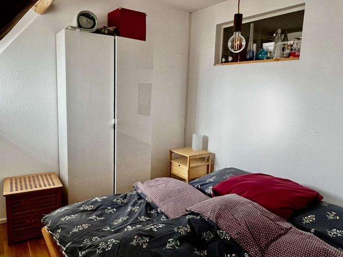 Wo Geschichte auf Gemütlichkeit trifft: Ihr neues Zuhause unterm Dach – Schlafzimmer