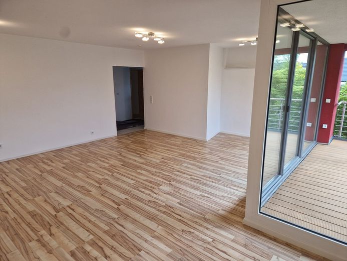 Erstkl. helle 3,5-Zi.-Wo., Blk, EBK, gr. Garage, Röthenbach a. d. Peg. – Foto 1