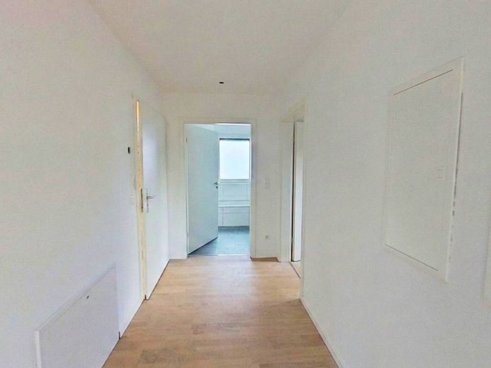 **PREMIÈRE OCCUPATION** Appartement moderne de 2 pièces avec BALCON ensoleillé – Flur