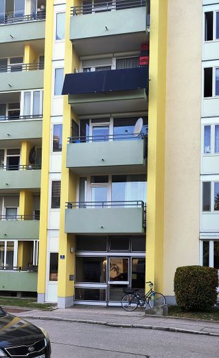 Apartment mit Schwimmhalle, Sauna, S-Bahn, Bus , von privat im Bieterverfahren – Balkon (1. Stock)