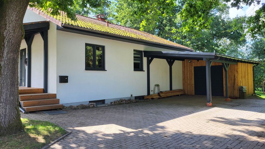 Carport mit Schuppen, Stellplä