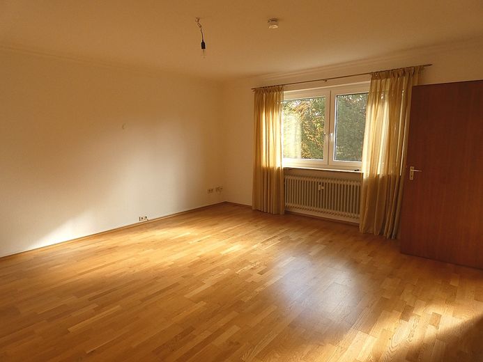 Attraktive und ruhige Wohnung in 95138 Bad Steben. – Wohnzimmer 1