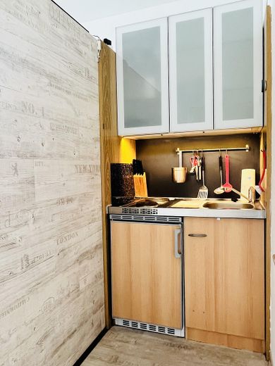 Erbpacht! Von Privat! Ohne Provision! Möbliertes Apartment m. Balkon inkl. TG-Platz, ab sofort – ausgestattete Kitchenette 