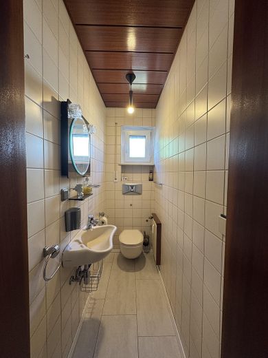 4-kamerappartement op de begane grond met balkon, garage en gebruik van de tuin in rustige ligging, Haibach – Gäste-WC