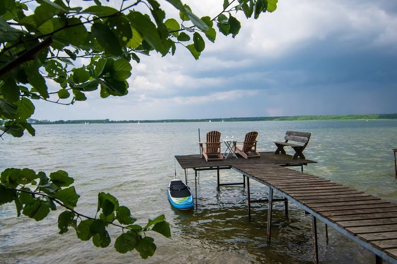 2 HÄUSER AM SEE: Stadtvilla+Cottage, Seezugang m. Bootssteg, Garten, Terrasse, Ferienwohnung – Eigener Bootstseg