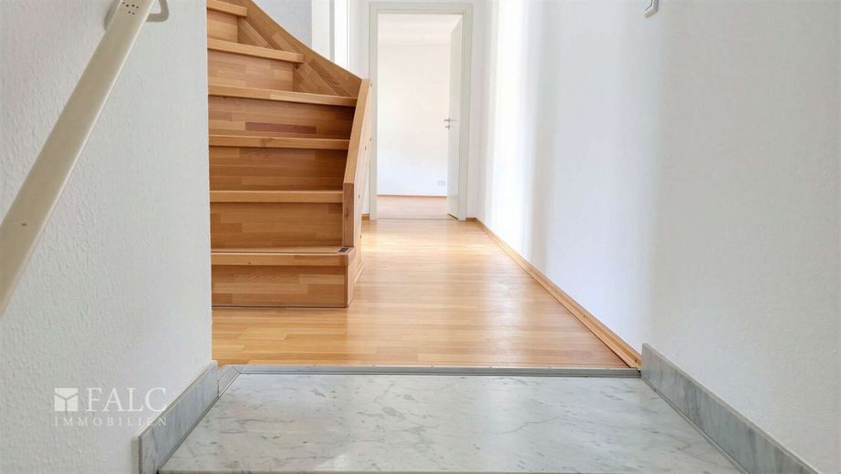 Lichtdurchflutete Maisonette-Wohnung mit zwei Balkonen in zentraler Lage von Wiesloch zu vermieten – Flur