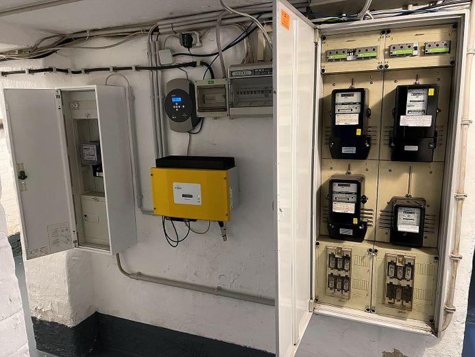 Wohnen und Arbeiten: Stilvolles Mehrfamilien- und Geschäftshaus mit großem Garten. – Keller Elektro- und PV-Anlage