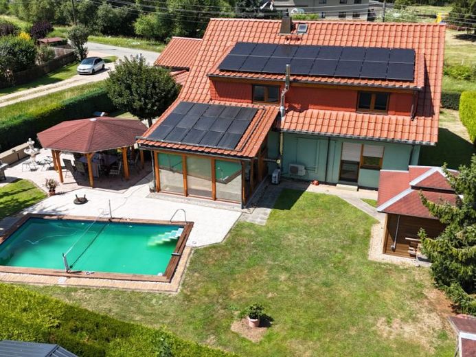 Casa unifamiliare modernizzata con appartamento indipendente, piscina riscaldabile, sauna esterna, impianto fotovoltaico e molto altro – Foto 1