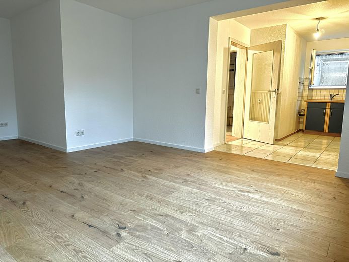 Apartamento de 1 habitación en Moselweiß con cocina y plaza de aparcamiento – Wohnzimmer / Küche