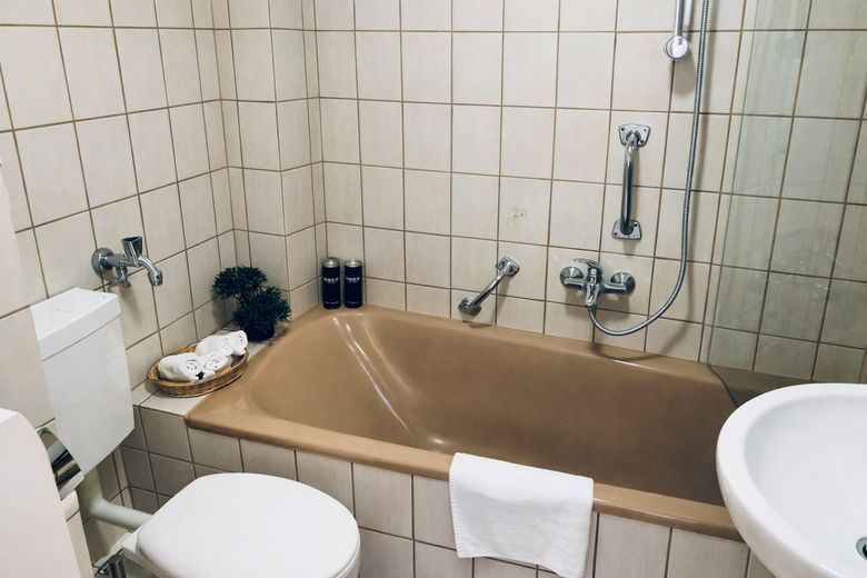 Provisionsfrei: Möbliertes Apartment mit Loggia im Heusteigviertel – Bad