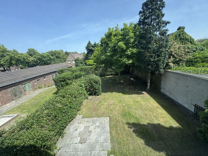 Renovierte 3,5 Zimmer EG Wohnung mit Garten – Garten