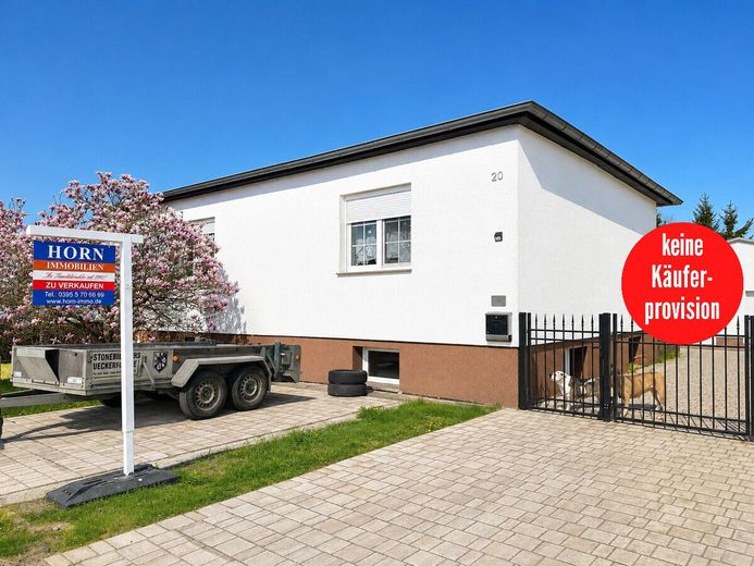 HORN IMMOBILIEN ++ Einfamilienhaus mit Nebengebäude und schönem Grundstück, ruhige Lage – Hausansicht