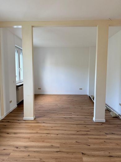 Apartamento de 2 habitaciones recién renovado con balcón y cocina equipada en Koblenz-Horchheim – Wohnzimmer