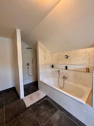 बर्लिन के बाहरी इलाके में आधुनिक नया निर्माण – Elternbad mit Wanne und Dusche