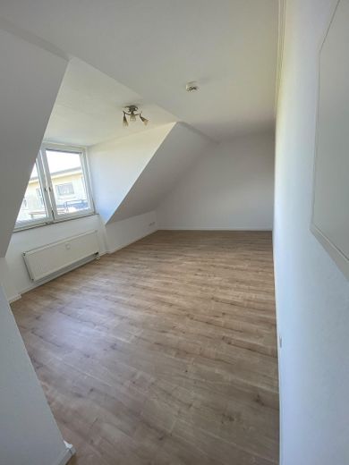 Renoviertes Dachgeschoss Apartment in Düsseldorf-Hassels – Foto 3