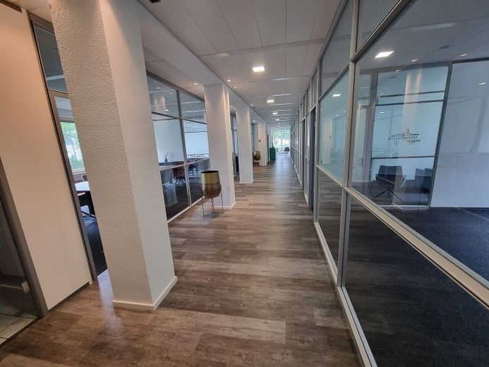 Premium Office – Sofort bezugsfertiges Büro mit Glaswänden und Top-Ausstattung – Flur Büro