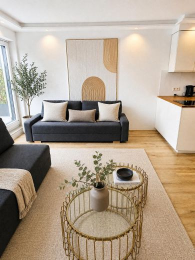 München-Solln’da münhasıran #Komisyonsuz# KfW 55 yeni yapı çok aileli konut, tamamen mobilyalı, 2 havuz, spor salonu, sauna, koi göleti – OG
