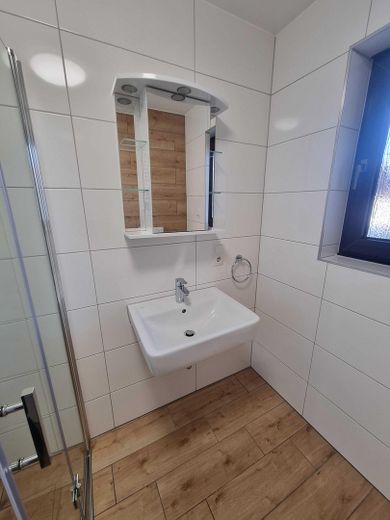 Haus statt Wohnung: 3-ZKB+Garten+Terrasse+Garagen – Waschtisch im Duschbad