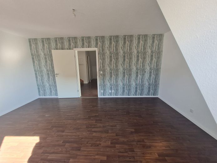 Schöne und helle 2 Zimmer Dachgeschosswohnung ab dem 01.09.26 – Zimmer 1