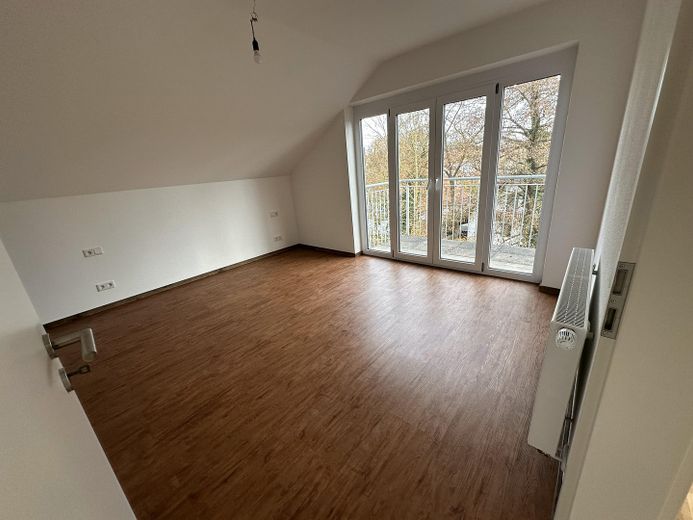 Penthousewoning met balkon, uitzicht op het groen, eerste bewoning na renovatie – Schlafzi., Zugang zum Balkon