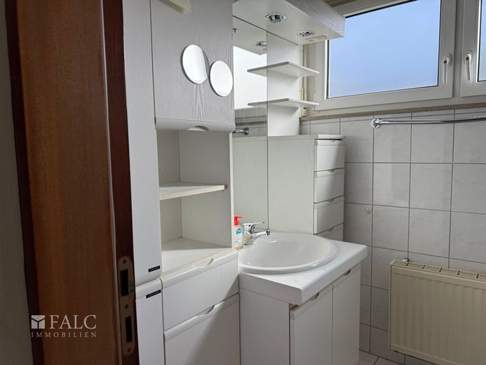 Garten-Wohnung im Reihen Endhaus, helle 3,5 Zimmer, Terrasse + Garage + Platz – Bad
