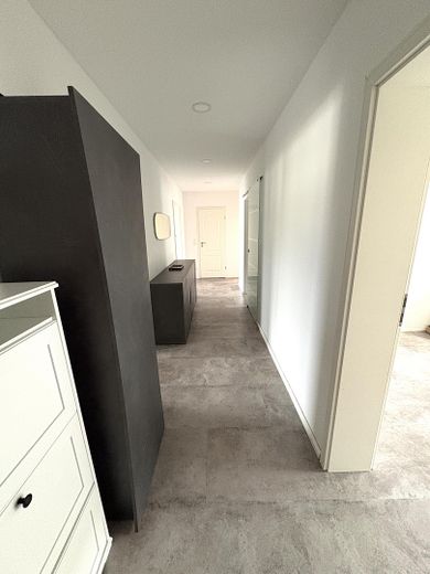 Gruntownie wyremontowane 4-pokojowe mieszkanie z garażem, balkonem i kuchnią Häcker – gotowe do zamieszkania w Schwetzingen – Flur
