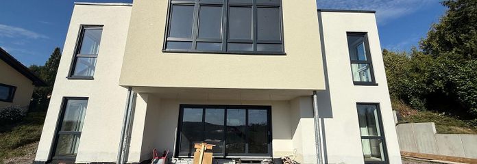 Großzügiges Einfamilienhaus - Erstbezug – Hausansicht Garten-mittig