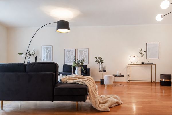 Bezugsfreie, renovierte 2-Zimmer-Wohnung mit Balkon und offener Wohnküche