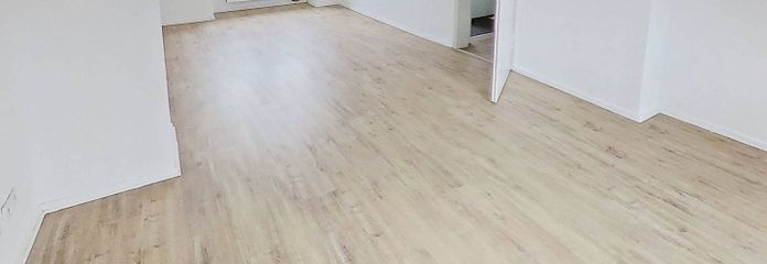 Luminoso appartamento di 2 locali all’ultimo piano con moderno bagno con luce naturale, a pochi passi dal centro città – Ansicht I: Wohn- und Esszimmer