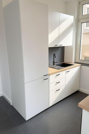 Küche mit Einbaukühlschrank