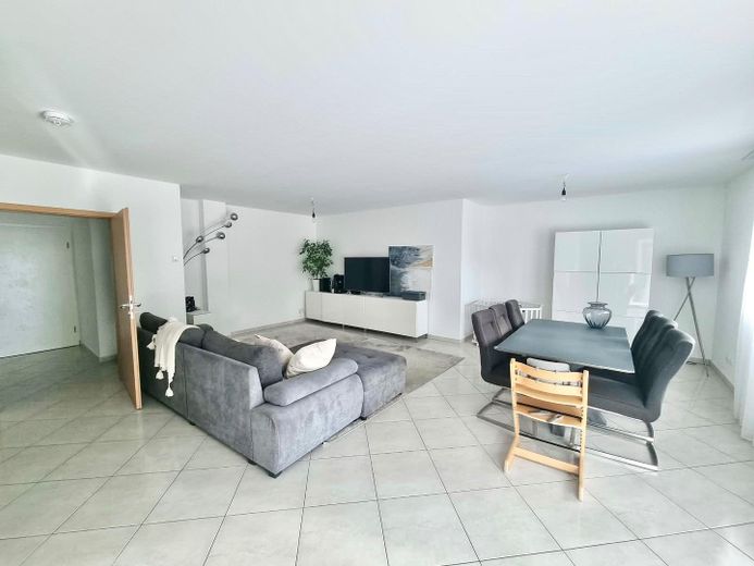 Maisonette di 4 locali con giardino, terrazza e 2 posti auto in garage sotterraneo – Wohn-/Essbereich