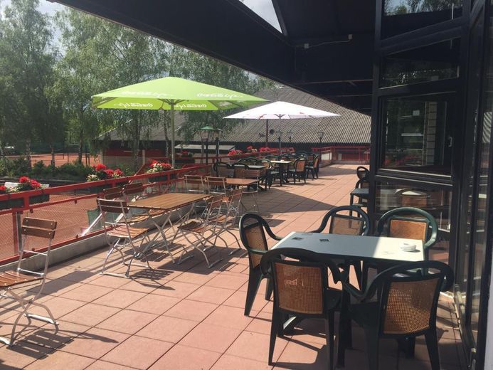Großes Restaurant/Café mit Sonnenterrasse und zwei Kegelbahnen im Tennisclub TG 49 Bochum – Terrasse zu den Tennisplätzen