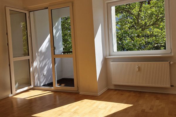 Sehr helle 2-Zi.-Whg., saniert, mit EBK, 4.OG mit Aufzug, Kudamm-Nähe