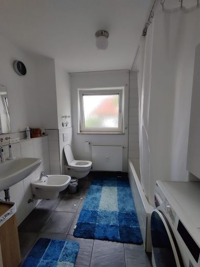 Attraktive 3-Zimmer-Wohnung mit Einbauküche, Garten und PV-Potenzial – Bad