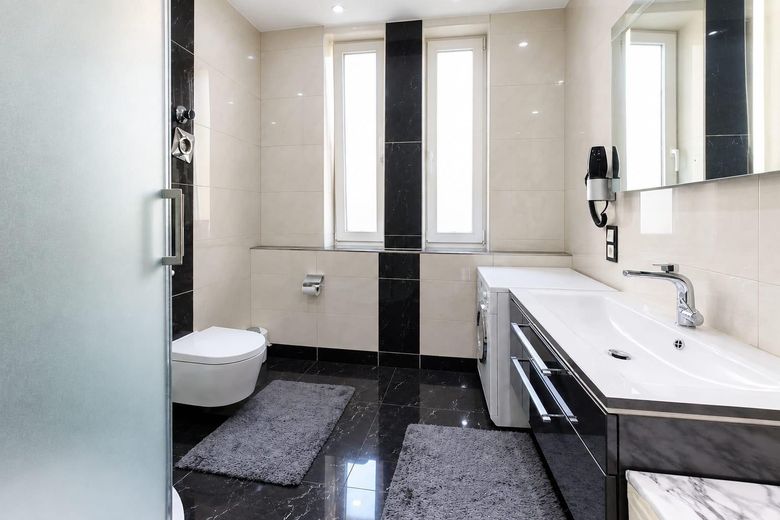 شقة واسعة من 4 غرف مع مصعد و3 مواقف سيارات في مرآب تحت الأرض – Badezimmer mit Dusche
