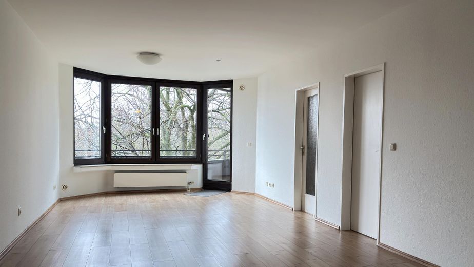 Köln Neustadt-Nord Agnesviertel'de balkonlu aydınlık 2 odalı daire – Wohnzimmer